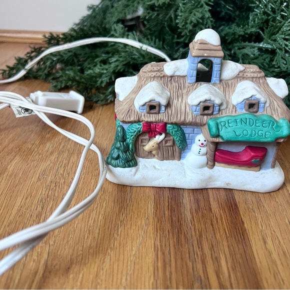 ✨ Vintage 1994 Avon “Reindeer Lodge” Light-Up Christmas Village House ✨ - Picture 6 of 6